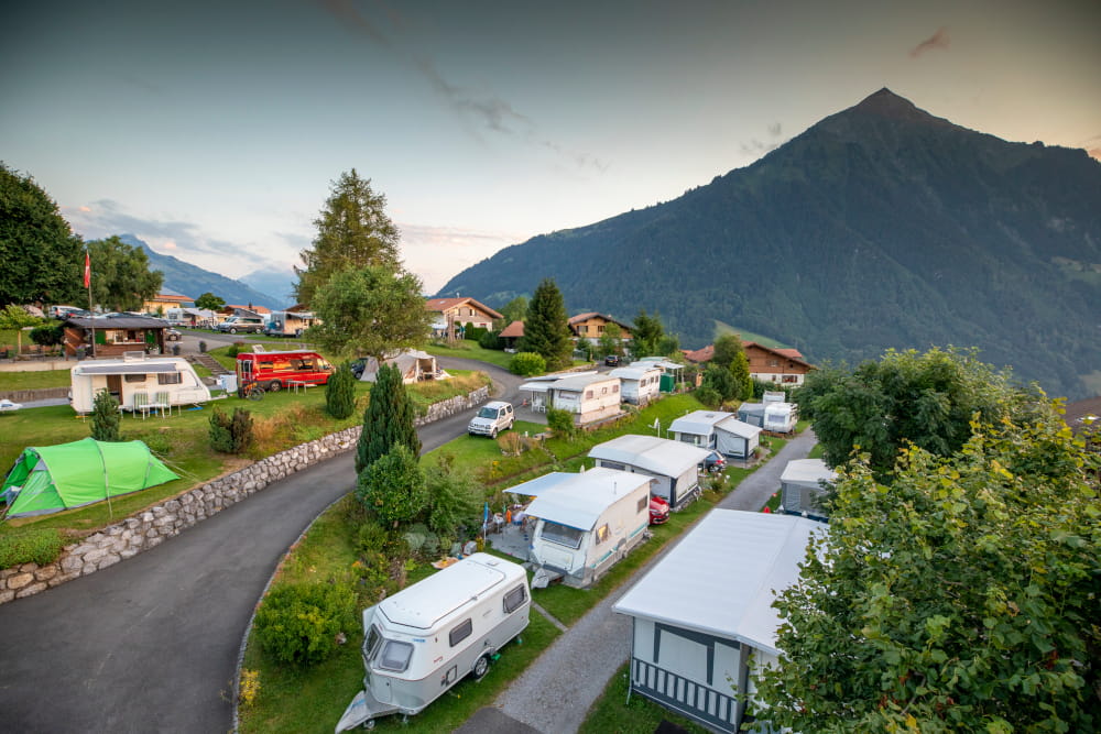 Camping Panorama-Rossern, Aeschi oberhalb von Spiez, Schweiz: kleiner, feiner Campingplatz mit wunderbarer Aussicht hinüber zum Niesen und Berner Mittelland.