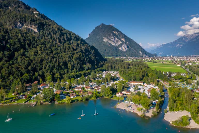 Camping Manor Farm 1 is located right on the shores of Lake Thun, Switzerland.