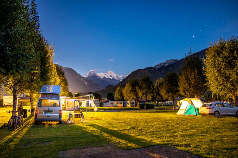 Camping Lazy Rancho in Unterseen bei Interlaken: ruhig gelegener Campingplatz mit traumhafter Aussicht auf Eiger, Mönch und Jungfrau.