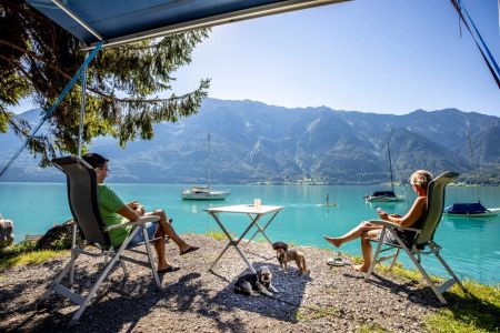 Pitches for caravans and motorhomes directly on the shore of Lake Brienz at Camping Au Lac in Ringgenberg Interlaken Switzerland
