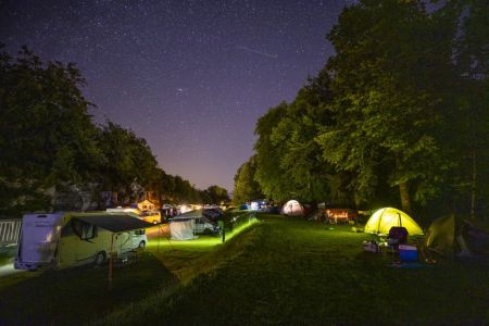 Ambiente nocturno en el Camping Talacker Ringgenberg Interlaken Suiza